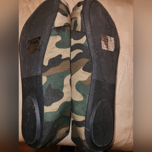 NWT Sole Mates camo print flats with a knotted detail on the front of shoe. - Picture 2 of 5